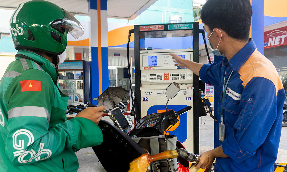 El precio de la gasolina hoy 1 de junio supera los 22.000 VND por litro.