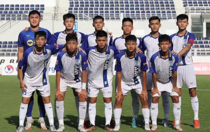 Ngô Anh Đức mang áo số 2 (đứng giữa hàng trước) của U15 SLNA.