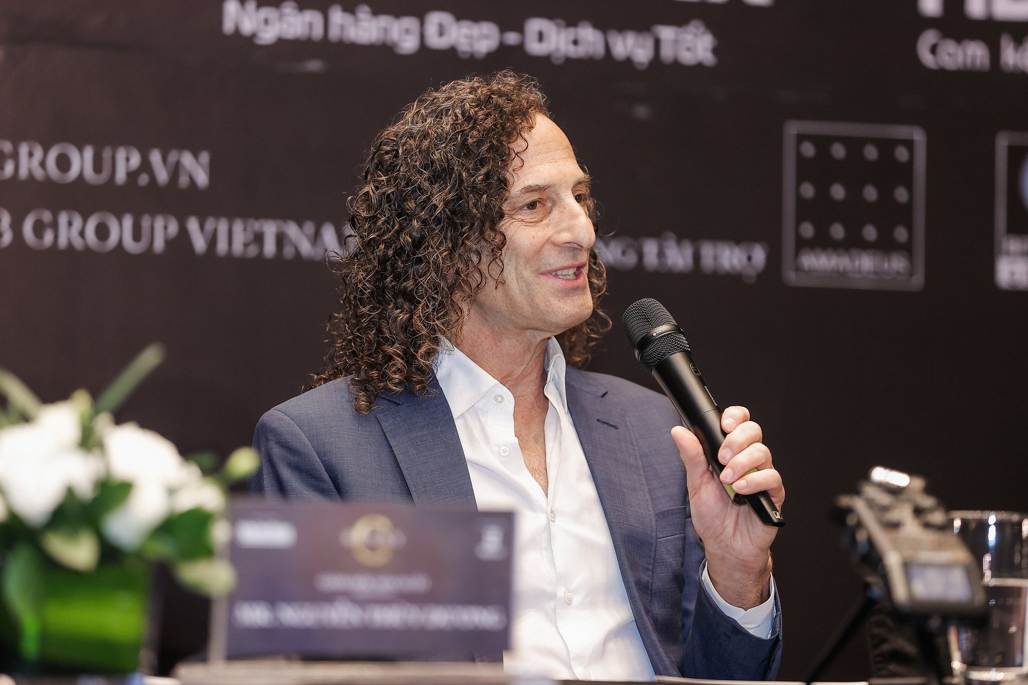 Kenny G tặng lại chiếc kèn saxophone để đấu giá gây quỹ từ thiện tại Việt Nam - Ảnh 2.