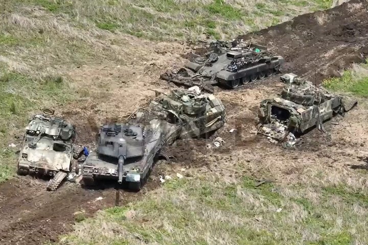 Véhicules de combat de l'armée ukrainienne détruits sur le champ de bataille.