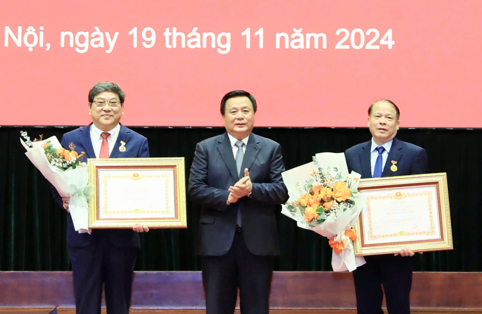 Professor, Dr. Nguyen Xuan Thang, authorized by the President, awarded the title of People's Teacher to Professor, Dr. Tran Van Phong and the title of Meritorious Teacher to Associate Professor, Dr. Nguyen Duy Bac.