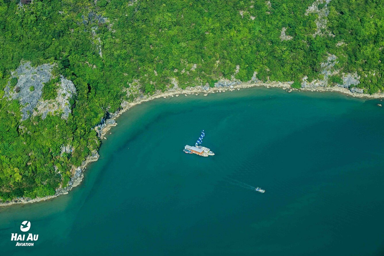 Recorriendo la bahía de Halong desde el aire