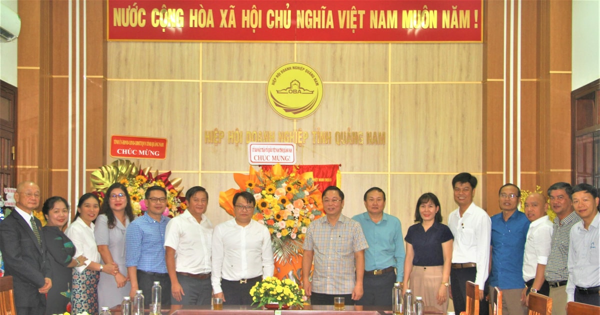 Visitez et félicitez l'Association provinciale des entreprises à l'occasion de la Journée des entrepreneurs vietnamiens