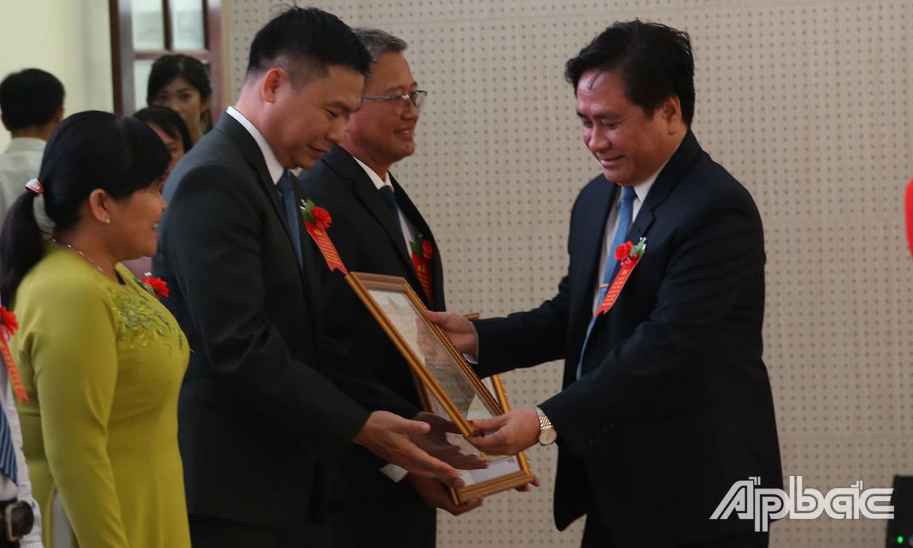 Genosse Tran Van Dung, ständiger stellvertretender Vorsitzender des Volkskomitees der Provinz, verlieh der Person eine Verdiensturkunde.
