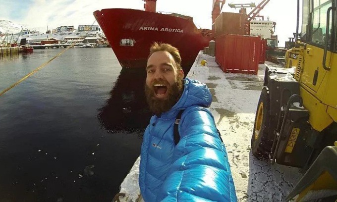 La première photo prise par Thor était dans un port du Danemark au début de son voyage autour du monde.