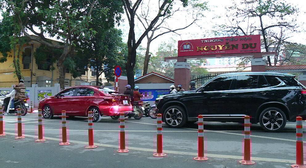 Giao thông ùn tắc, nhiều phụ huynh ám ảnh đón con mỗi giờ tan trường - 2