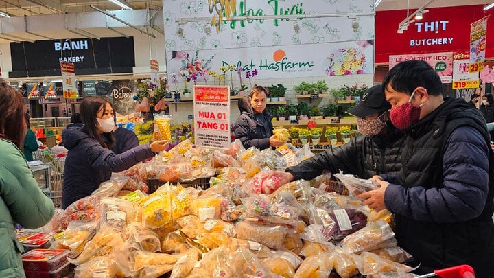 Las tiendas y supermercados están abiertos y con abundante mercancía. (Ilustración)