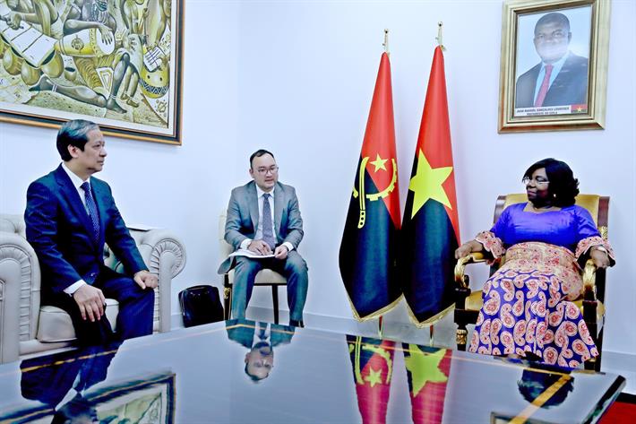 Bộ trưởng Bộ GDĐT làm việc tại Angola