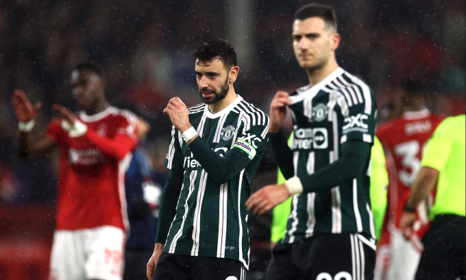 Hai cầu thủ Man Utd Bruno Fernandes và Diogo Dalot sau trận thua Nottingham Forest. Ảnh: Reuters