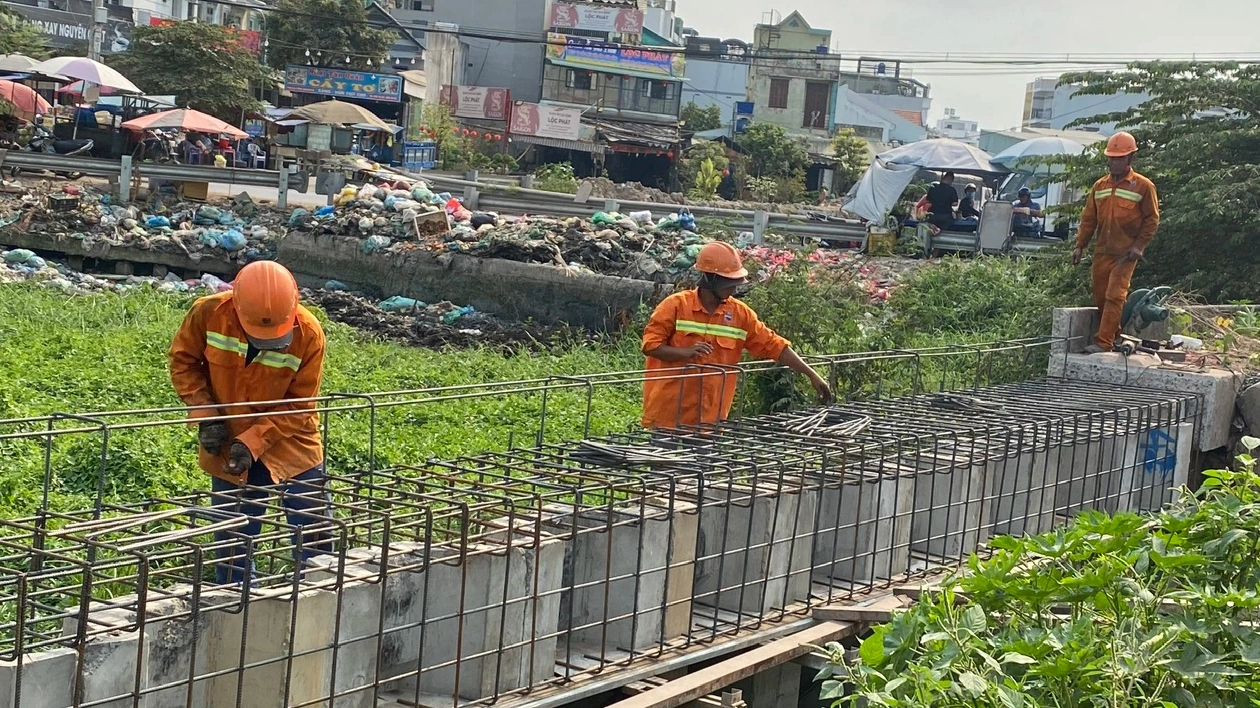 Chân lấm tay bùn trên công trường tuyến kênh dài nhất TP.HCM ngày Tết- Ảnh 3.