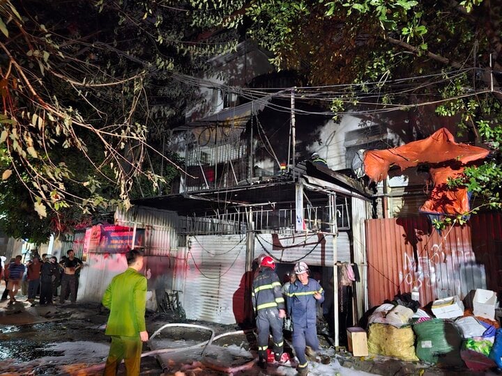 Feuerwehr, Polizei und Rettungskräfte trafen vor Ort ein, um den Brand zu löschen.