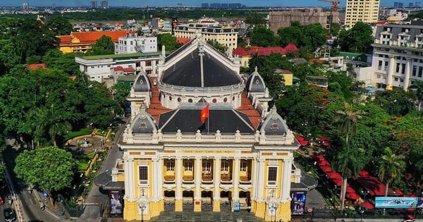 ស្ថាបត្យកម្មបារាំងដ៏ស្រស់ស្អាតនៃរោងមហោស្រពហាណូយដែលមានអាយុកាលជាង 100 ឆ្នាំ។