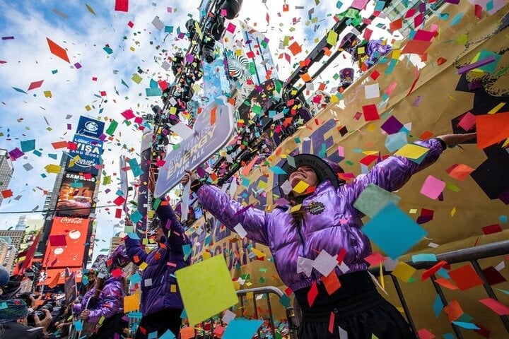 Times Square ពោរពេញទៅដោយ 