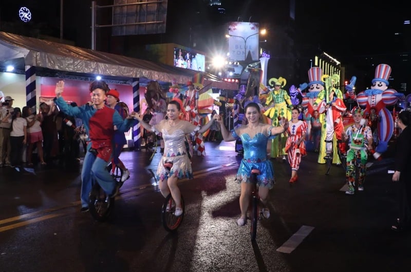 Plus de 1000 artistes participent au Festival de musique pluie et neige de Hô-Chi-Minh-Ville 2024, photo 1