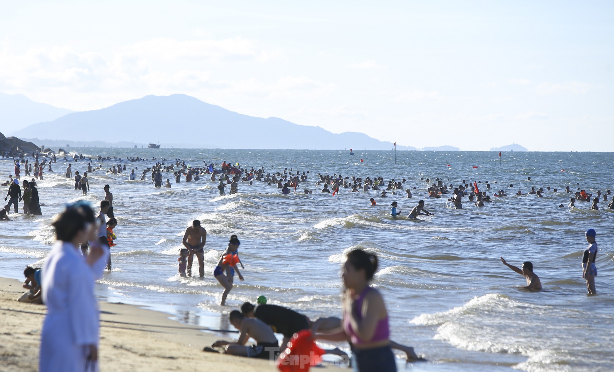 Hot weather, tourists flock to Ha Tinh beach to 'cool off' photo 12