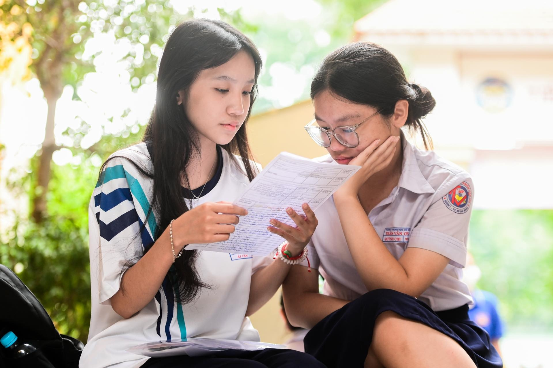 Which school has many students scoring 9 points or higher in Literature in the 10th grade exam in Ho Chi Minh City 2024?