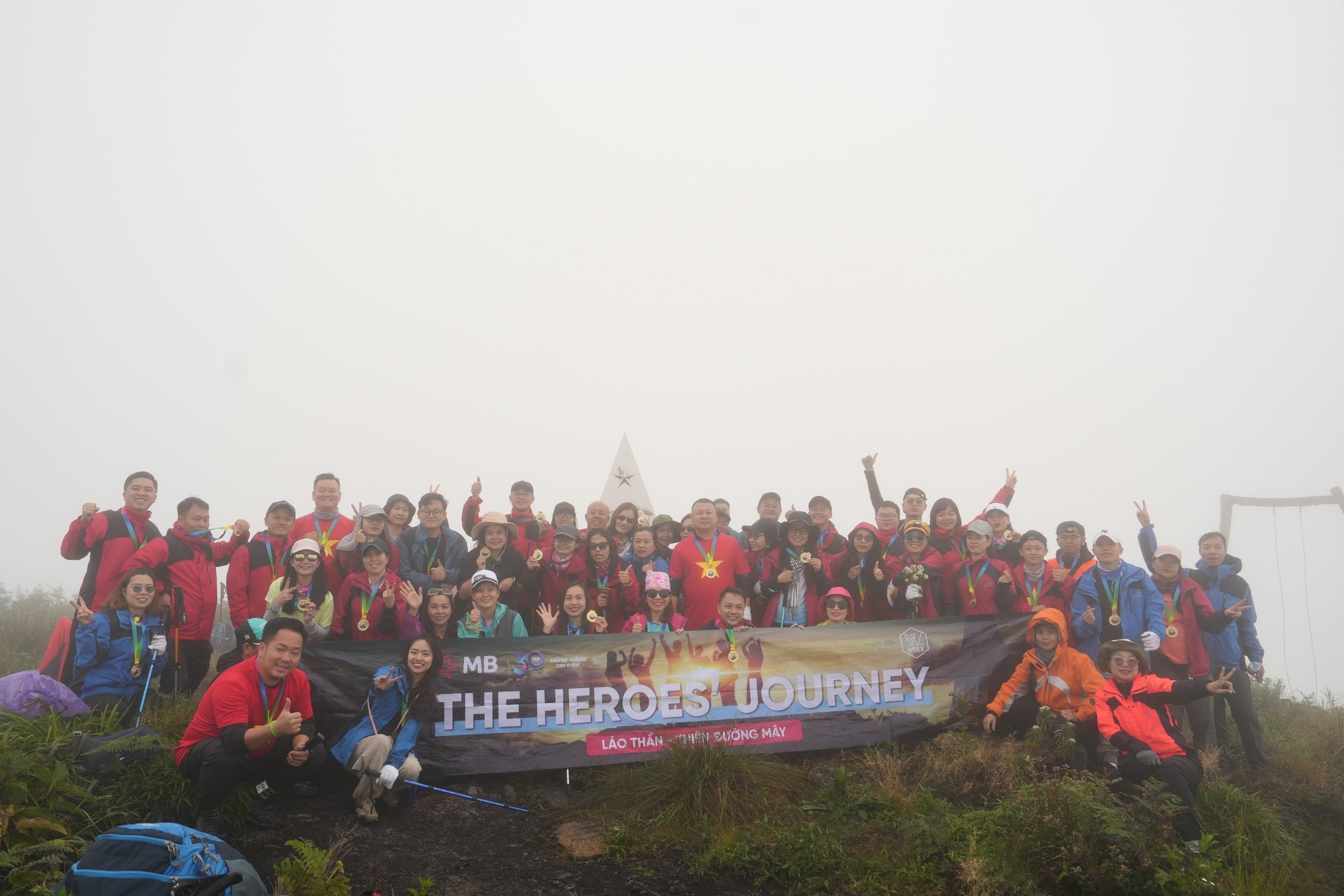 Merci à MBBank pour « Le voyage des héros » et aux journalistes et reporters, membres du groupe de trekking sur le toit de Lao Than - Y Ty.