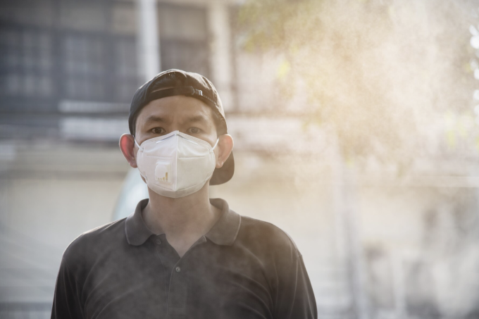 Portez un masque lorsque vous êtes exposé à l’air pollué pour protéger le système respiratoire. Photo : Freepik