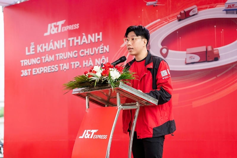 J&T Express Brand Director Phan Binh spoke at the opening ceremony.