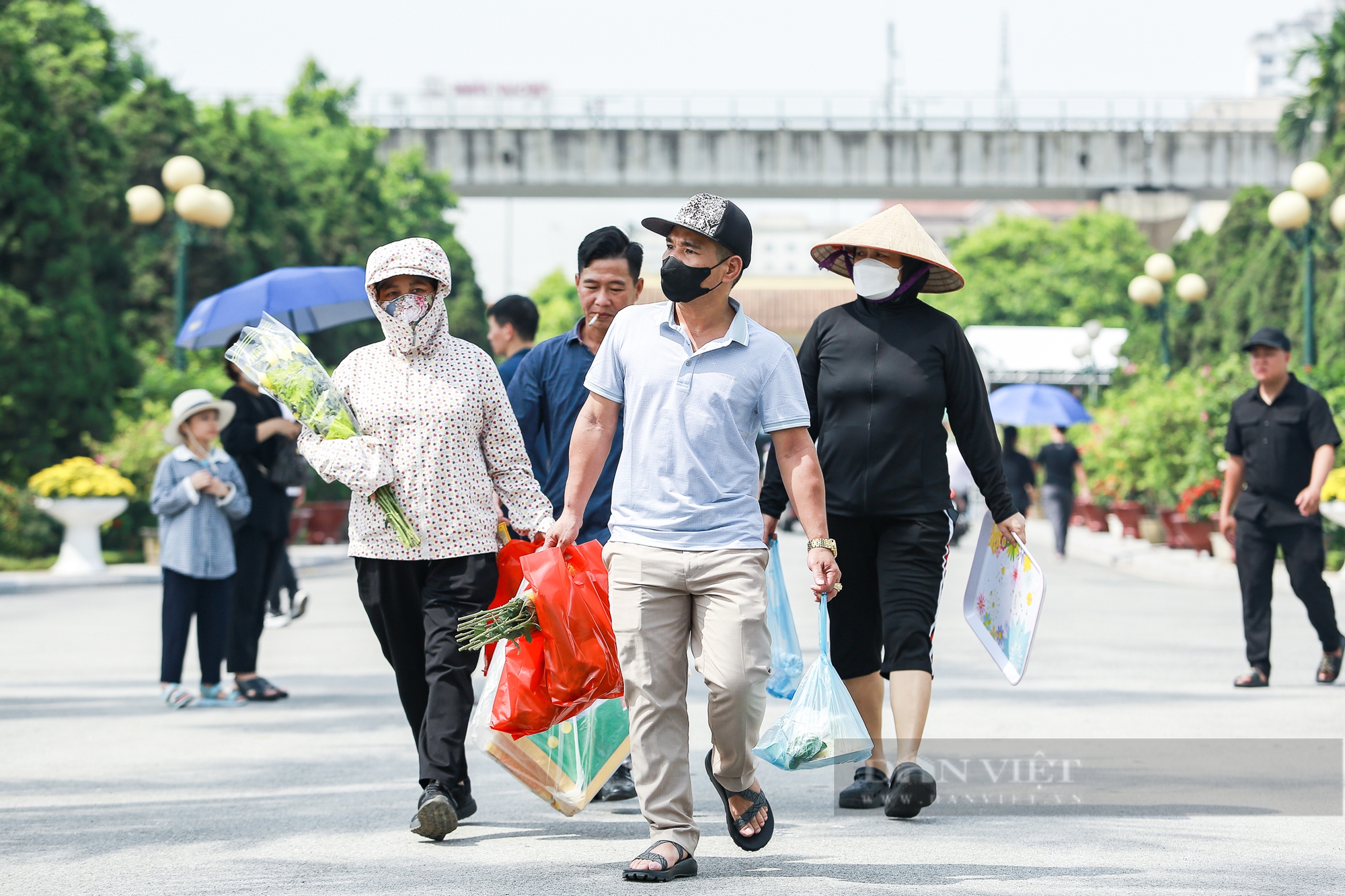 Cảnh người dân kính cẩn, nghiêng mình dâng hương tri ân các anh hùng liệt sĩ tại nghĩa trang Mai Dịch- Ảnh 3.