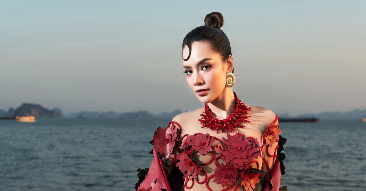 Mademoiselle Le Hoang Phuong porte une robe transparente sexy sous le coucher du soleil