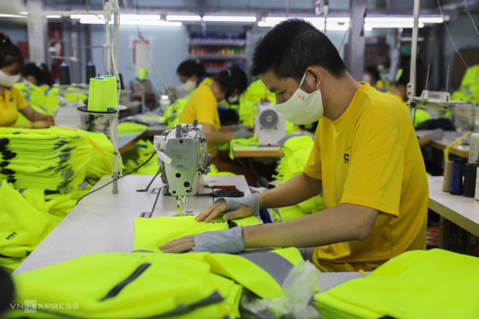 Workers at Dony Garment Company factory (Tan Binh district, Ho Chi Minh City), October 2021. Photo: Quynh Tran