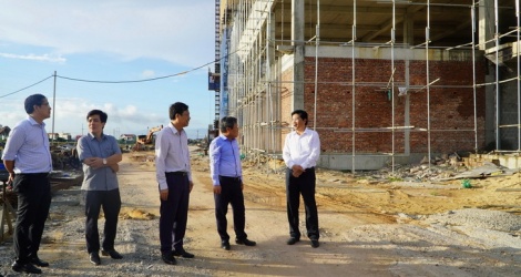 Parteisekretär der Provinz Quang Binh inspiziert Fortschritt des 300 Milliarden VND teuren Krankenhausprojekts