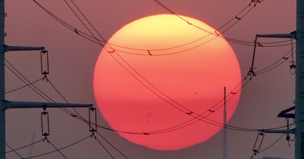 Sonnenuntergang in Ho-Chi-Minh-Stadt: Die Sonne färbt wie ein Eigelb den ganzen Himmel orange