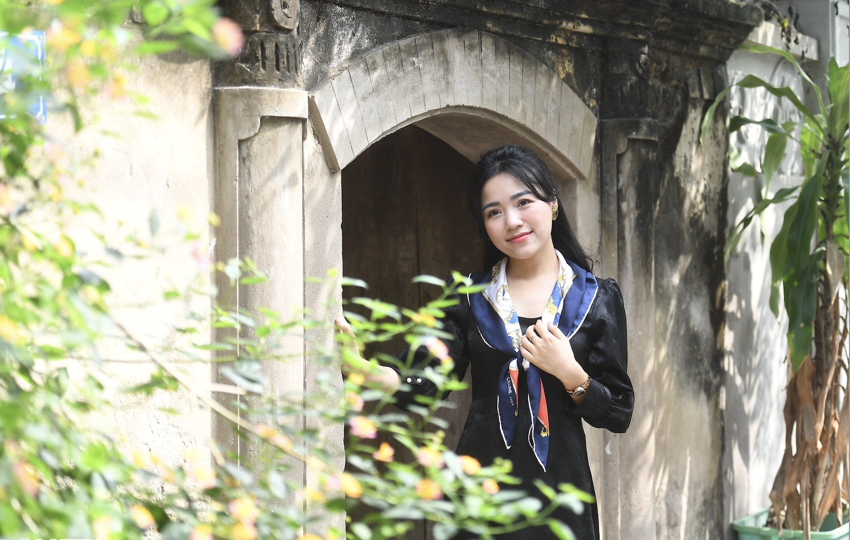 Tomando fotografías del Tet con Ao Dai en el antiguo pueblo de Duong Lam