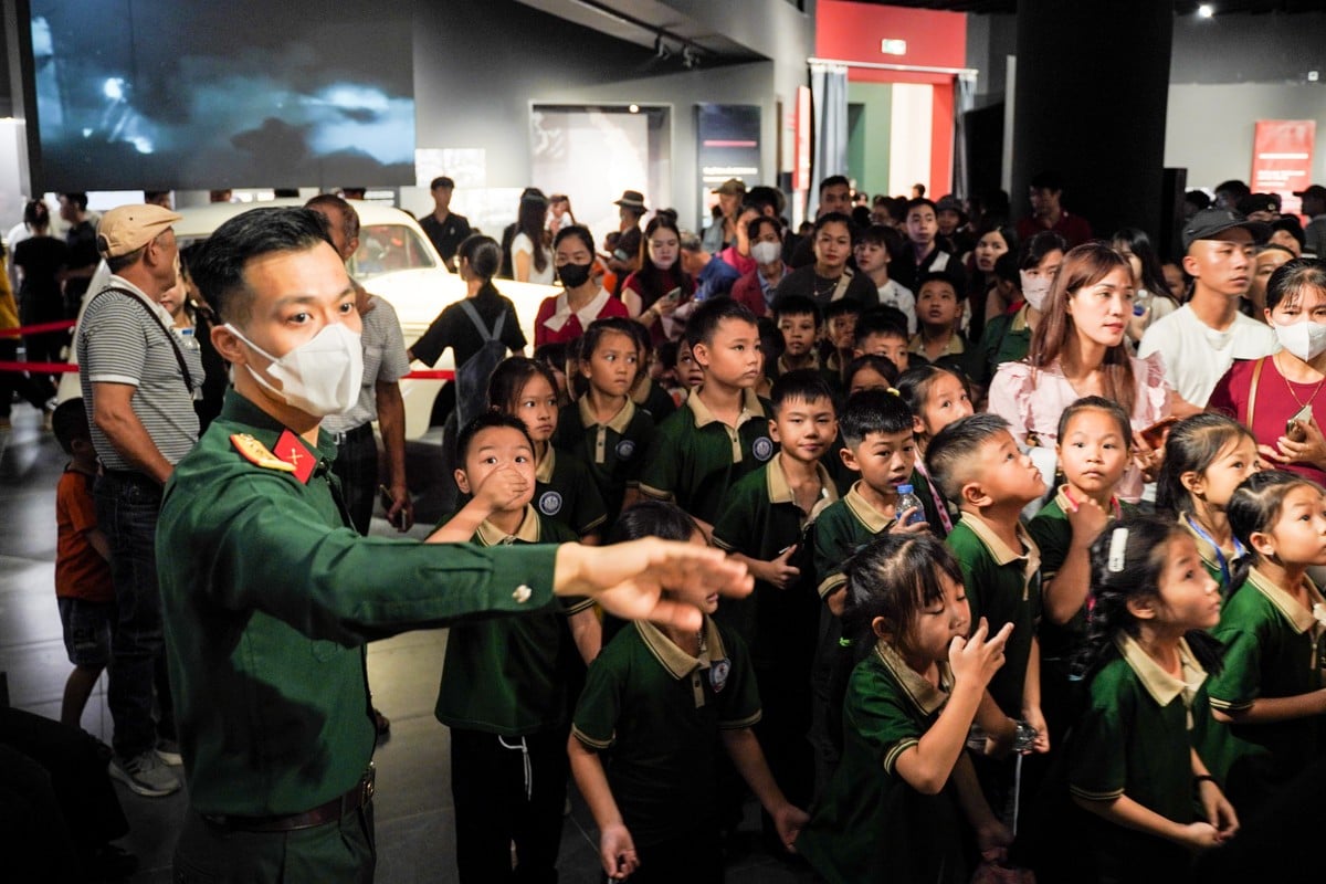 Multitudes de personas acuden a visitar el Museo de Historia Militar de Vietnam. Foto 3