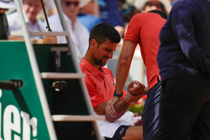 Djokovic s'est blessé à la main au deuxième set, mais cela n'a pas affecté ses performances ultérieures. Photo : AP