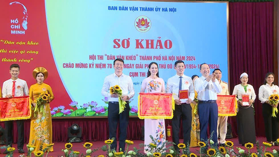 The Organizing Committee awarded First Prize to the Phuc Tho district team.