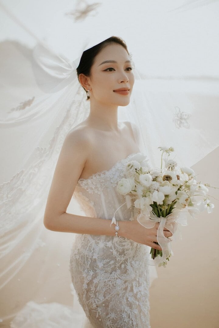 Linh Rin est magnifique dans une robe de mariée en dentelle blanche recouverte de mousseline bouffante.