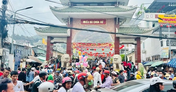 Une « mer de gens » se rassemble au temple de Ba Chua Xu sur la montagne Sam pour rendre hommage le premier jour du Nouvel An lunaire