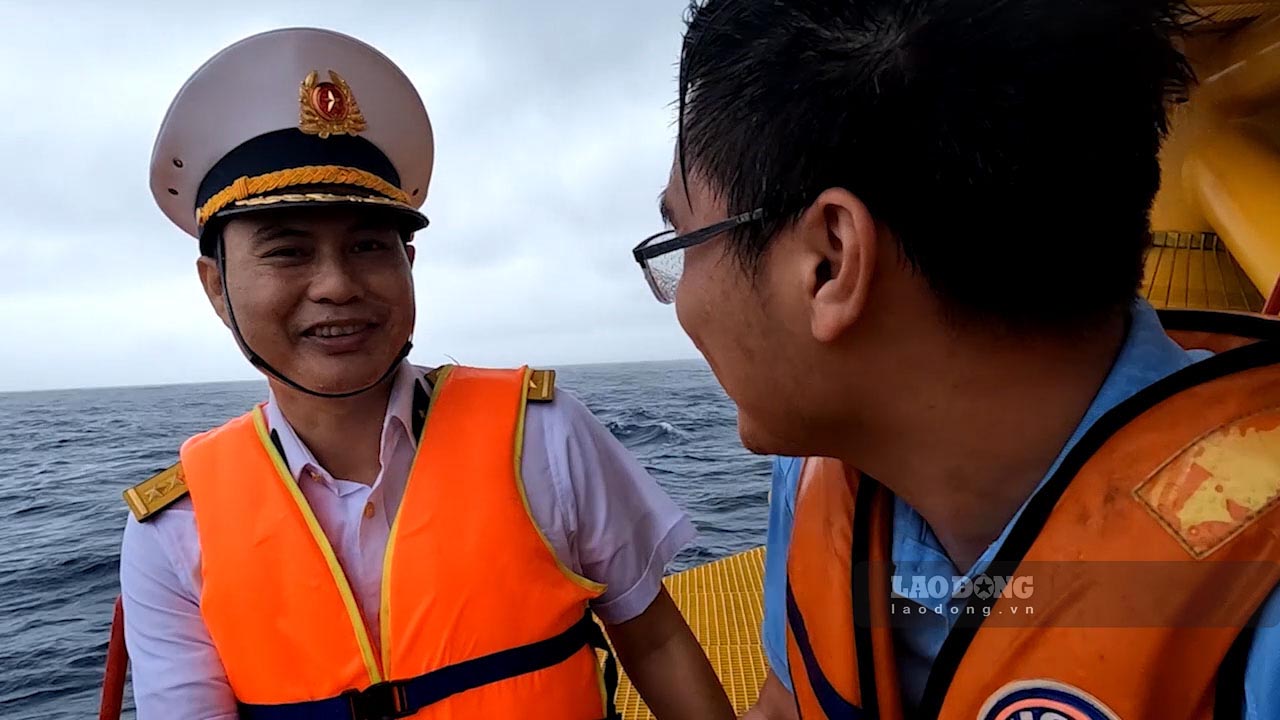 Le capitaine Tran Van Thanh a discuté avec le journaliste de Lao Dong avant de lui dire au revoir à la plate-forme. Photo : Extrait du clip