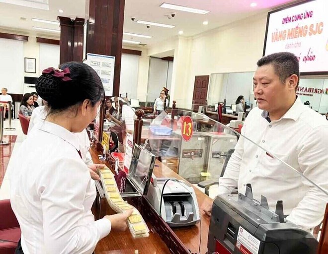 La gente todavía no puede comprar oro fácilmente en línea con una cuenta.