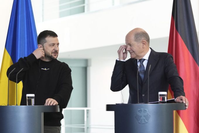 El canciller alemán Olaf Scholz (derecha) y el presidente ucraniano Zelenski en una conferencia de prensa conjunta en Berlín el 14 de mayo. Foto: AFP