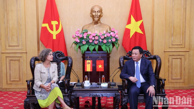 Genosse Nguyen Xuan Thang empfing Frau Carmen Cano de Lasala, die neue spanische Botschafterin in Vietnam.