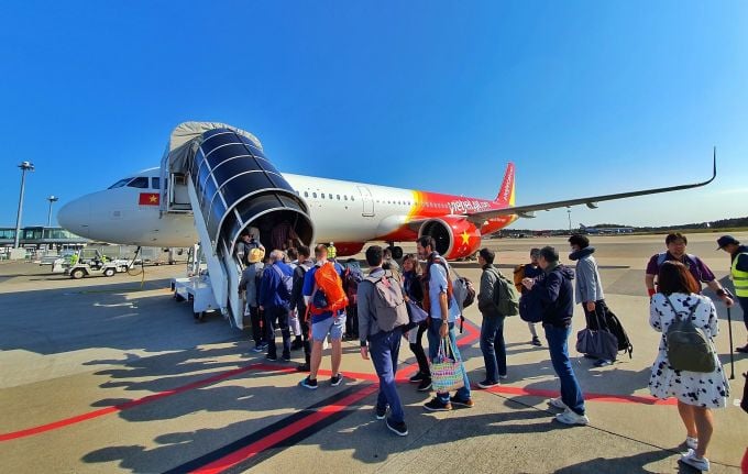 Hành khách lên tàu bay Vietjet. Ảnh: XIN TÊN NGƯỜI CHỤP