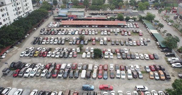 Les voitures se déversent dans la rue alors que le « grand » parking de Linh Dam ferme