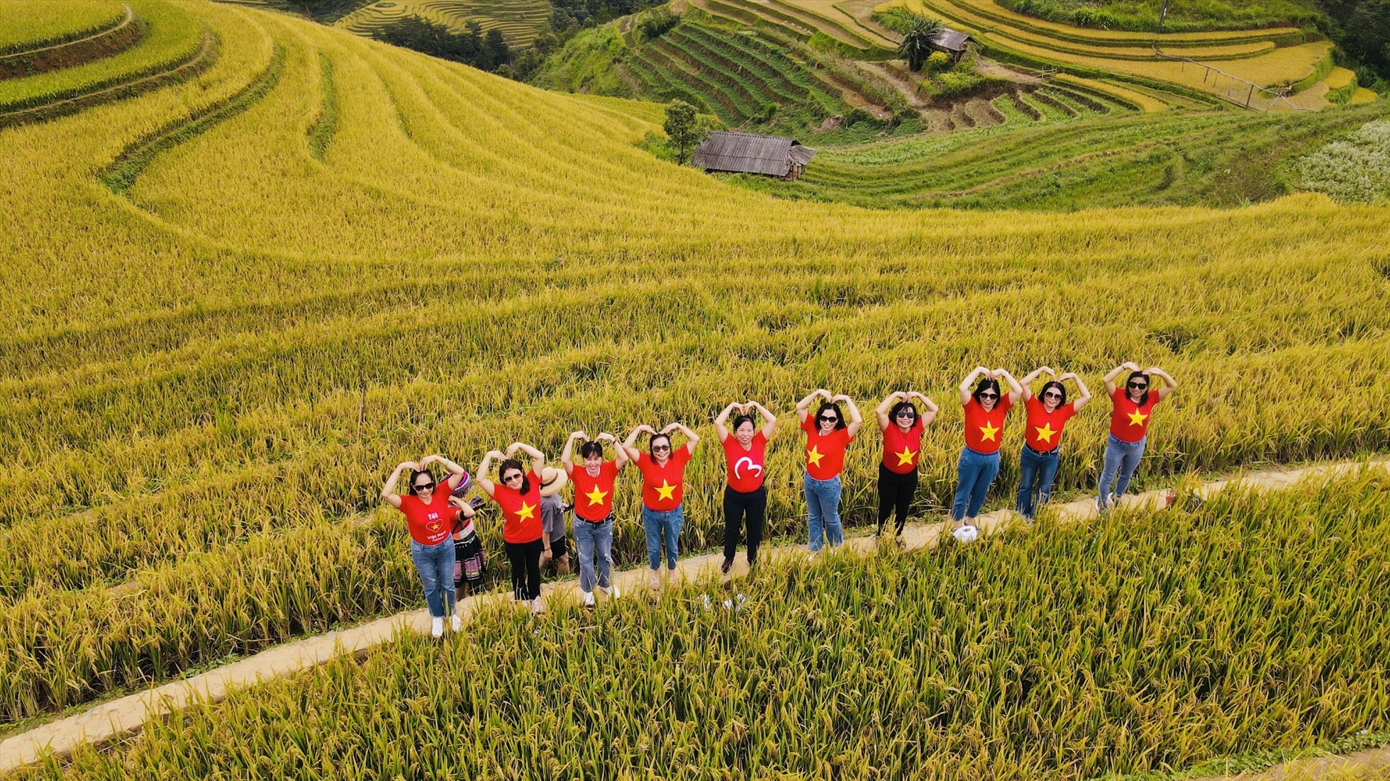 L'enregistrement et l'exploration des champs en terrasses de Mu Cang Chai pendant la saison du riz mûr sont une expérience magnifique et inoubliable pour les visiteurs de Yen Bai en septembre et octobre.