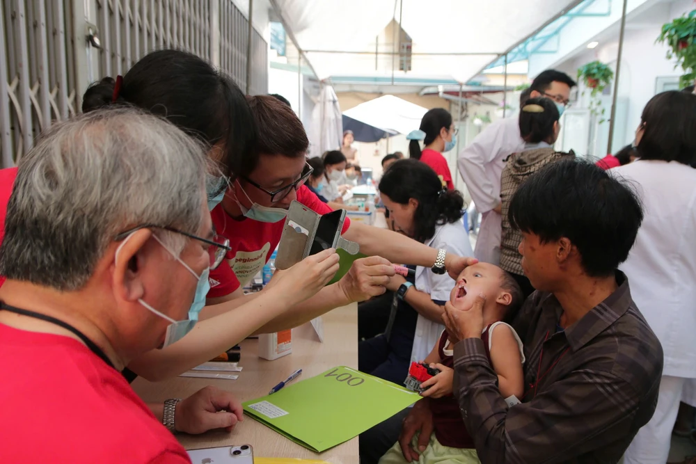 Kinder mit Lippen-Kiefer-Gaumenspalten werden im Rahmen des Programms untersucht. (Foto: PV/Vietnam+)
