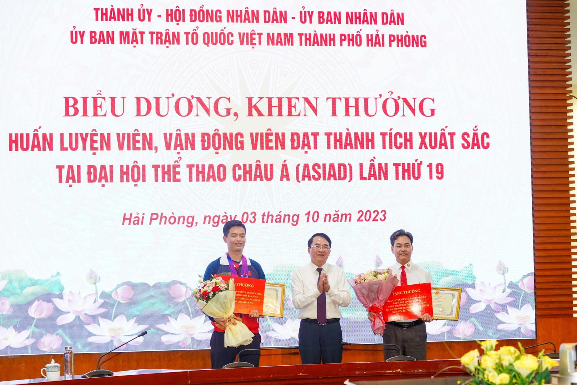 Thầy trò xạ thủ Phạm Quang Huy giành huy chương vàng ASIAD 19 được thưởng 335 triệu dồng - Ảnh 1.