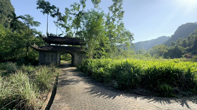 Blauer Rauch am Nachmittag im Dorf Viet Hai. Foto von Tien Bao.