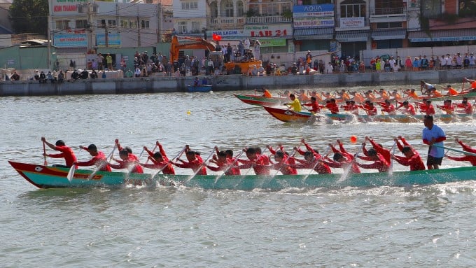 Phu Tai boat team (red shirt) broke away to win first place in the 500 meter parallel race in the final round. Photo: Viet Quoc