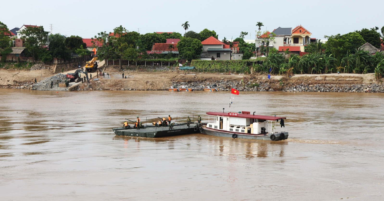 Phú Thọ đề nghị cử đặc công 'người nhái' tìm nạn nhân vụ sập cầu Phong Châu