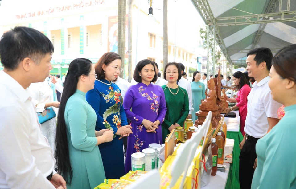 Delegates from the Vietnam Farmers' Union and Hanoi City visited the booth introducing products of the City Farmers' Union. Photo: Pham Hung