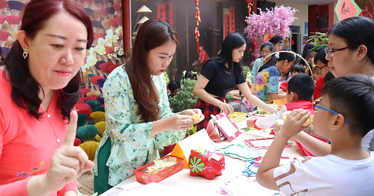 Les enseignants de Ho Chi Minh-Ville reçoivent des cadeaux du Têt d'une valeur de 1,8 million de VND par personne