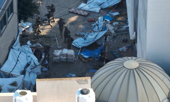 Des soldats israéliens à l'hôpital Al-Shifa, dans la bande de Gaza, le 15 novembre. Photo : Forces de défense israéliennes