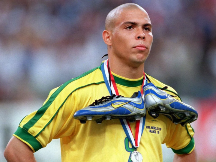 Ronaldo wird von seinen Fans liebevoll „O Fenomeno“ genannt, was „Der Außerirdische“ bedeutet. Der Spieler, der 1997 und 2002 zwei Goldene Bälle gewann, verfügt über zu viele Qualitäten gleichzeitig: Schnelligkeit, Kraft, Technik, Denken und einen Blick, der immer den Weg zum Tor findet. Ronaldos Spielweise ist ziemlich einfach. Wo immer es viele Verteidiger gibt, stürmt er direkt hinein. Ronaldo allein zerstörte bei der WM 2002 die Abwehrreihen der europäischen Spitzenteams und bei nationalen Meisterschaften zahlloser anderer Klubs. Kaka lobte Ronaldo einst: „Er ist der beste Spieler, mit dem ich je gespielt habe. Ronaldo macht Dinge, die noch niemand zuvor gemacht hat. Die Art, wie er sich bewegt, ist perfekt. Er ist wirklich ein Außerirdischer.“